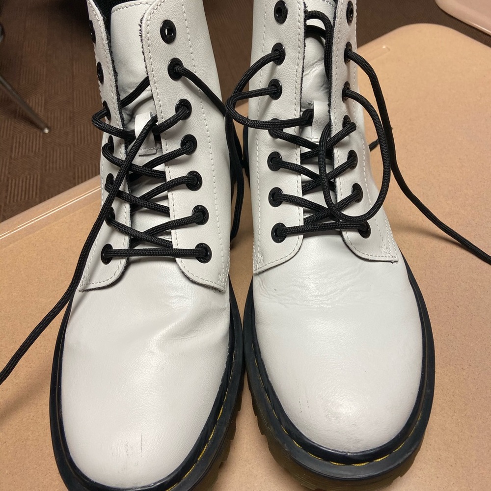WHITE DOC MARTENS